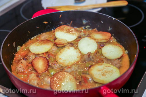 Плов с колбасками, картофелем и фасолью