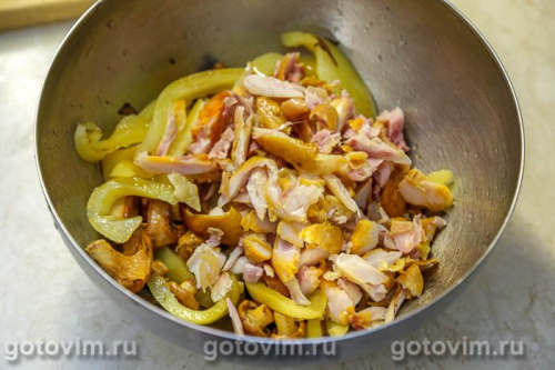 Теплый салат из лисичек с копченной курицей и  овощами