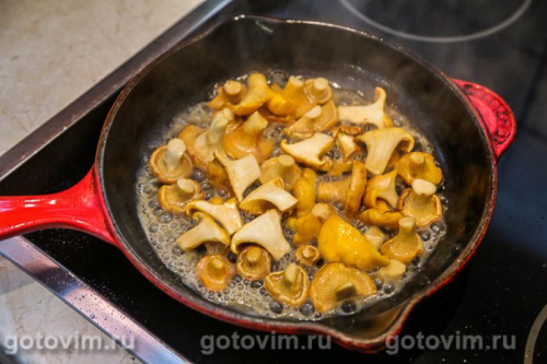 Теплый салат из лисичек с копченной курицей и  овощами