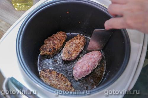 Мясные зразы с яйцом, луком и зеленью в мультиварке