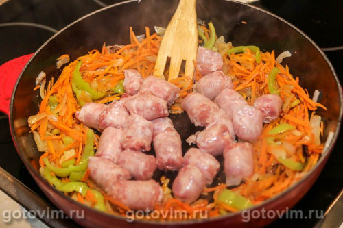 Плов с колбасками, картофелем и фасолью