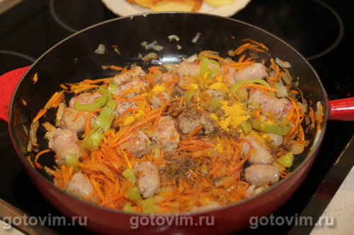 Плов с колбасками, картофелем и фасолью