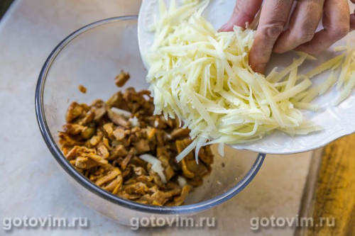 Мясные рулетики из свинины с лисичками и сыром 