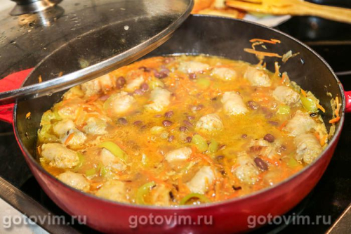 Плов с колбасками, картофелем и фасолью