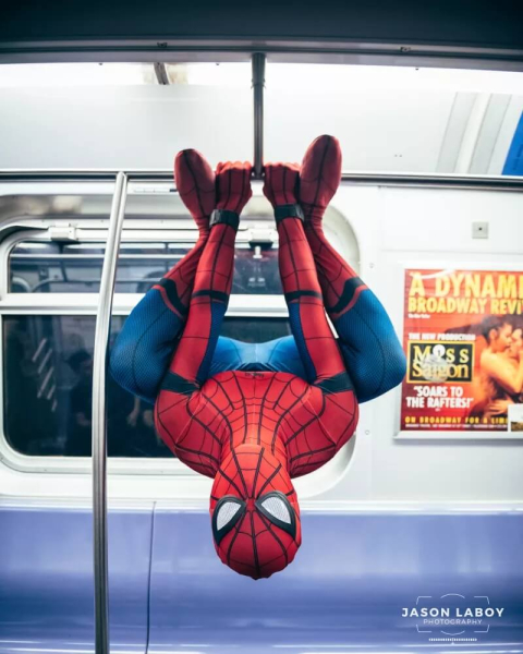 Косплей Spider-Man возвращается домой