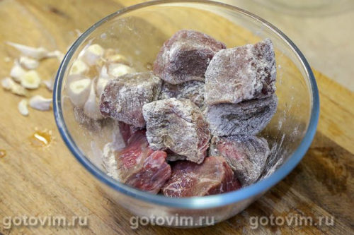 Рваная говядина с печеным чесноком и яблоками