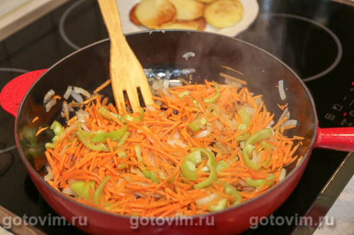 Плов с колбасками, картофелем и фасолью