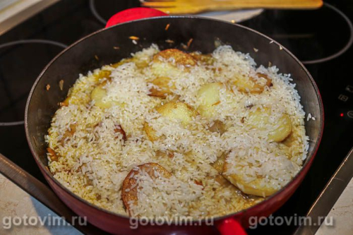 Плов с колбасками, картофелем и фасолью