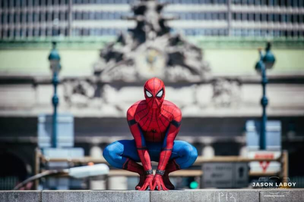 Косплей Spider-Man возвращается домой